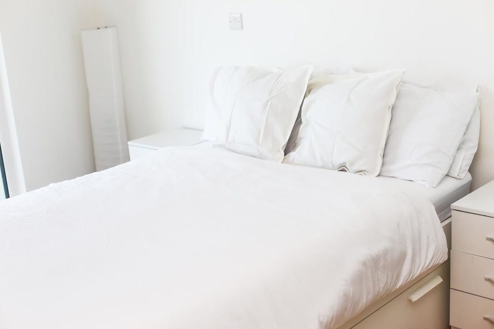 Bright 2BR Apartments Quays view 5