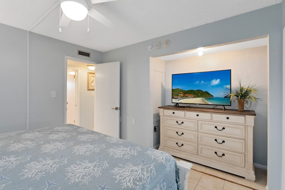 Paradise Beach Club by Happy Palm Stays