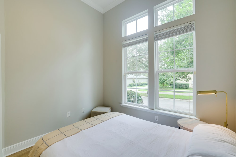 Townhome w/ Patio < 5 Mi to UF Campus!