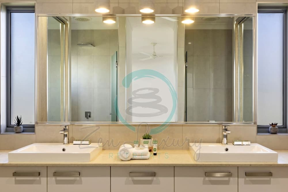 Zenhouse Vista Elegant 5-br Coastal Haven