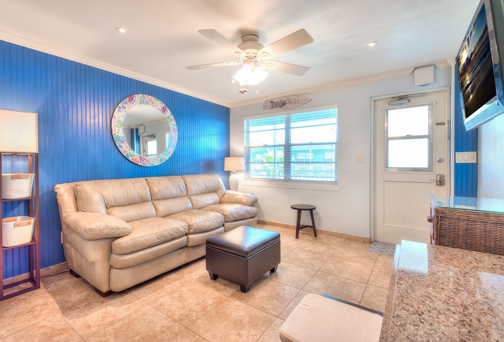 Tropic Terrace #51 - Beachfront Rental 1 Bedroom Condo by Redawning view 3