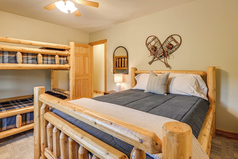 Game Room + Fire Pit: Sprawling Westfield Retreat!