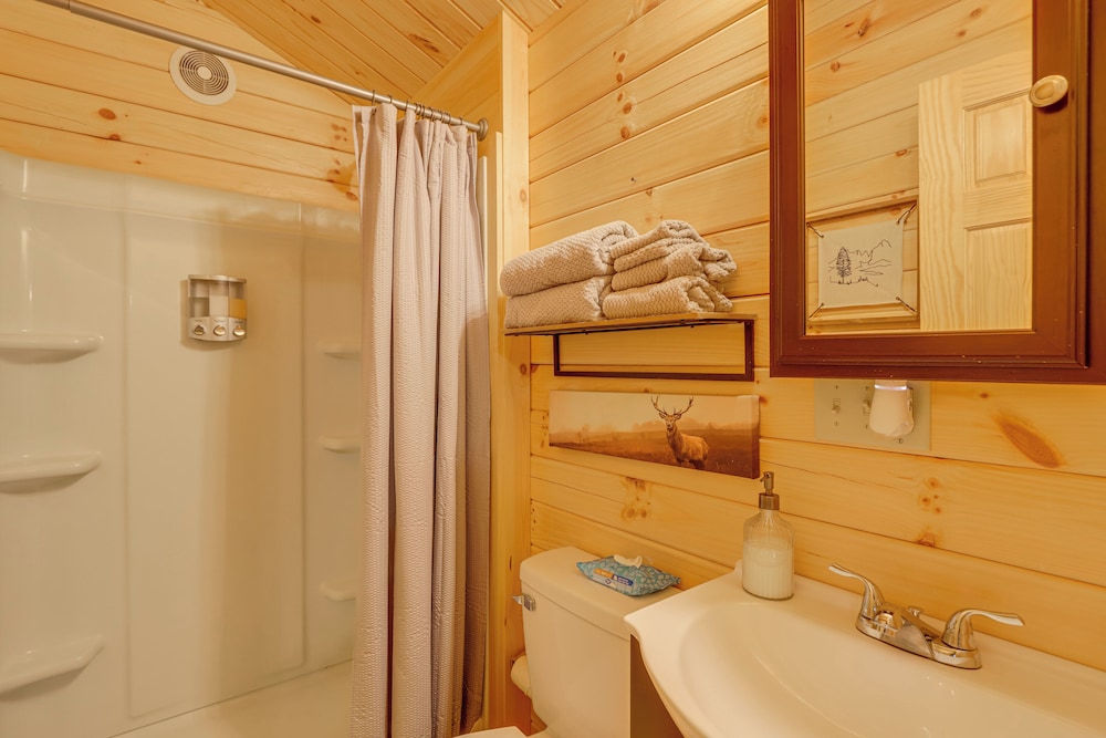 15 Mi to Blue Ridge: Forested Cabin w/ Decks!