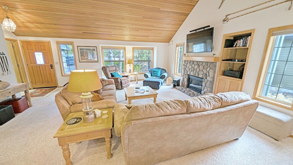 Snowshoe Inn-pyramid Mtn 7 3 Bedroom Home