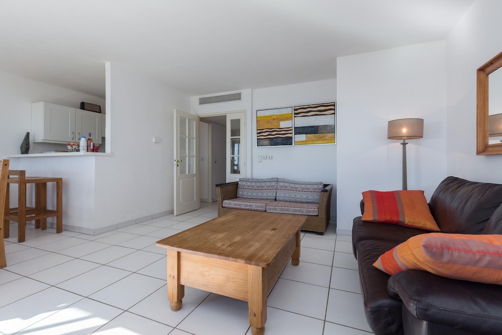 Bright two Bedroomed Apartment on the Beach in Cannes With Huge Terrace With Fabulous sea Views - 2001