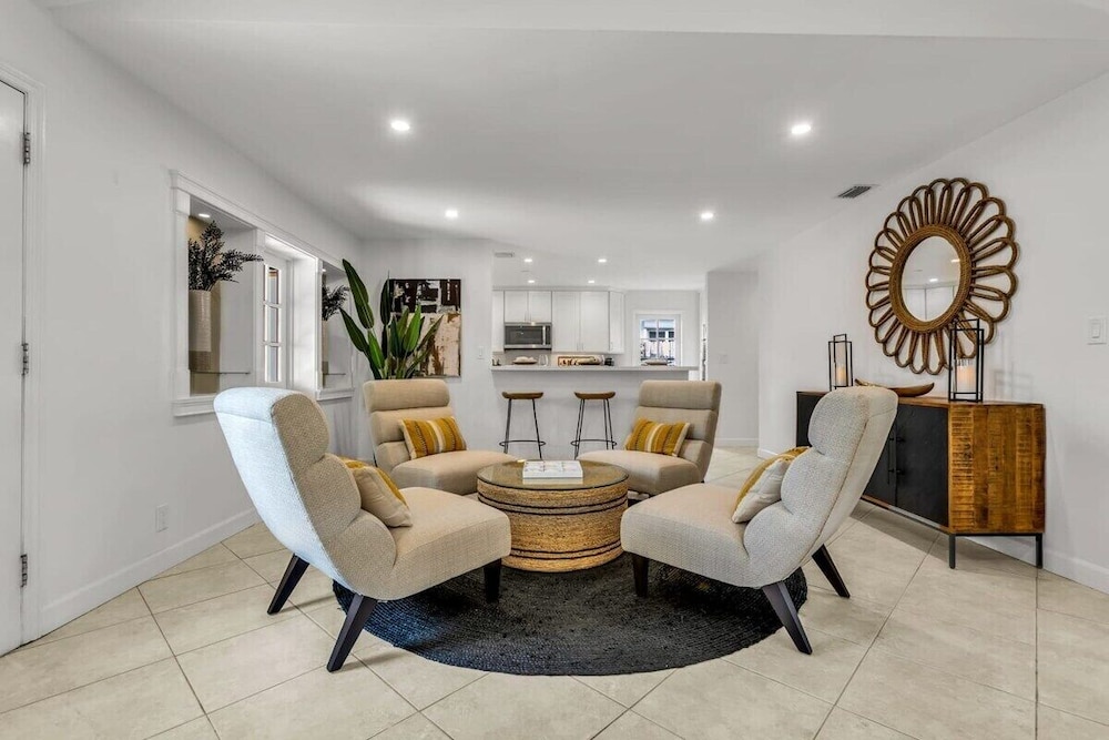 New Waterfront Oasis, Minutes to Beach, Eats, Shops