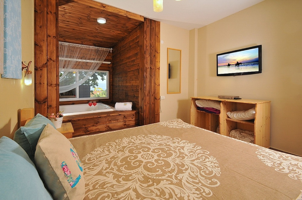 Mul Kineret Suites