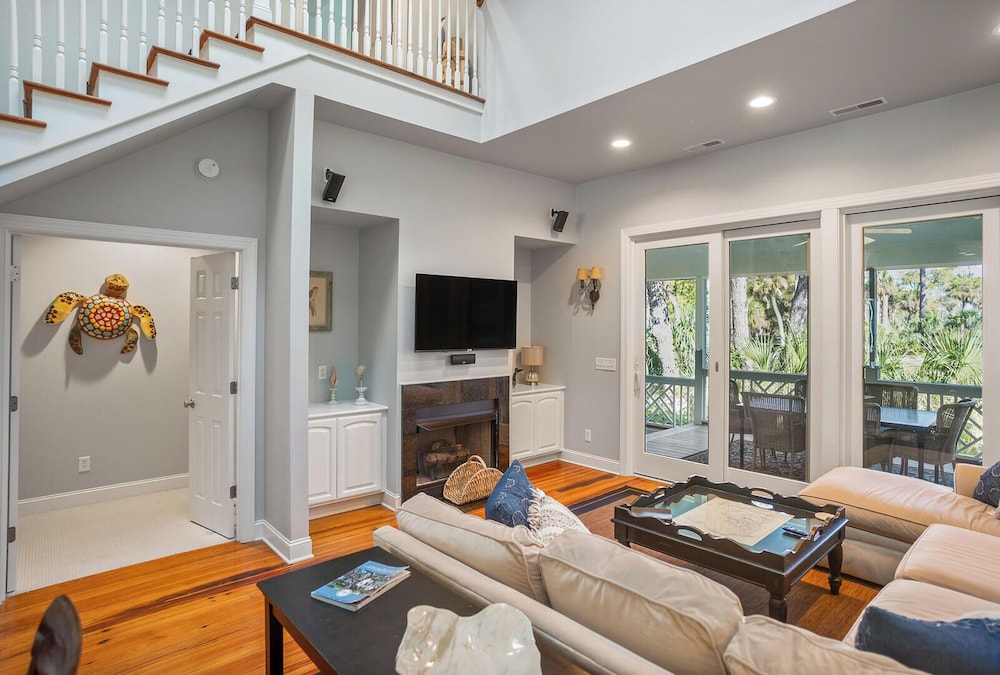 Tasteful 2 Story 4 Bedroom, 4 Bath Home! New on Rental Program, Sleeps 12!