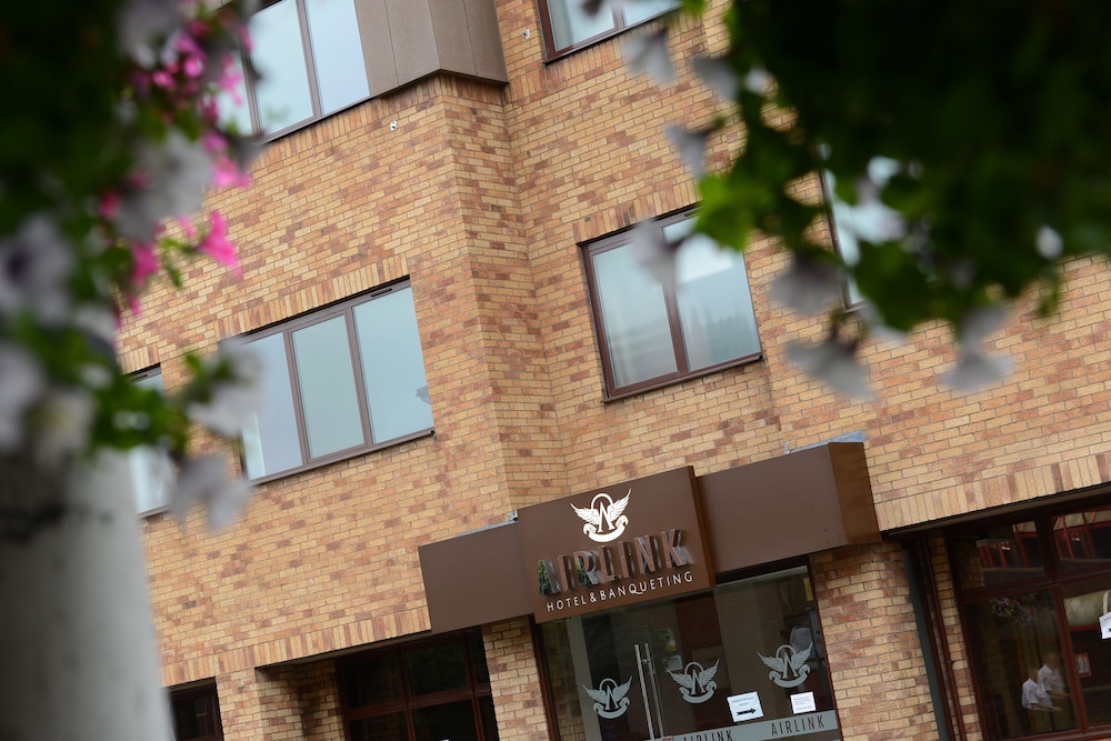 Hayes Vacations - The Airlink Hotel London Heathrow - Property Image 1