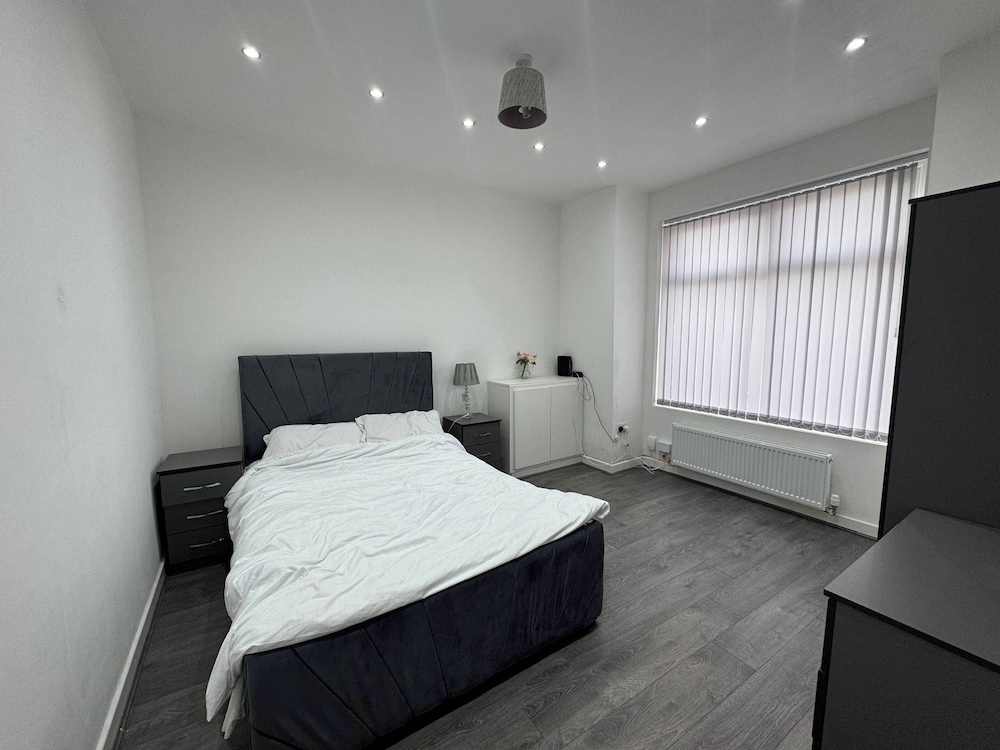 Housesleeps9-patio-parking-familyok