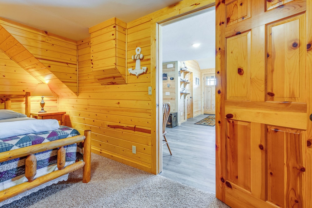 Lakefront Cabin w/ Shared Beach in Cecil!
