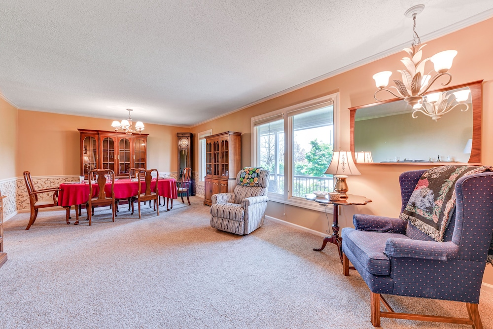 Spacious Mount Pleasant Home w/ Grill & Yard! view 5