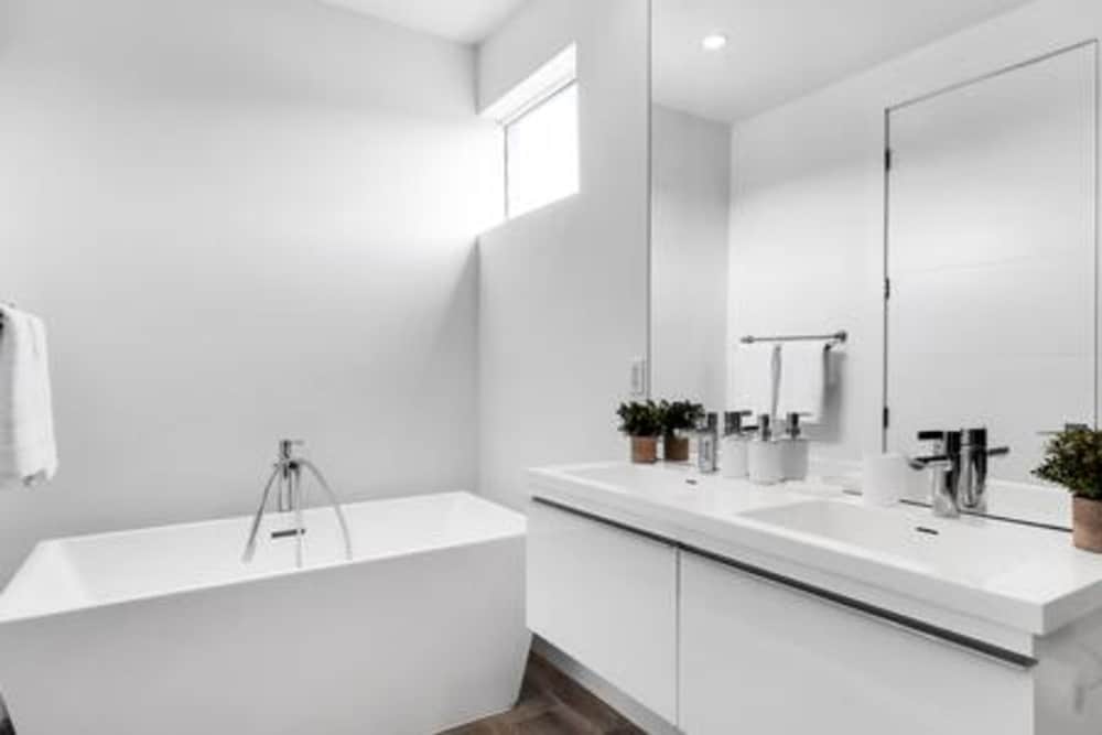3282 SW 28th St Private Pool 4BD 2 5BA Parking Laundry Wi-fi