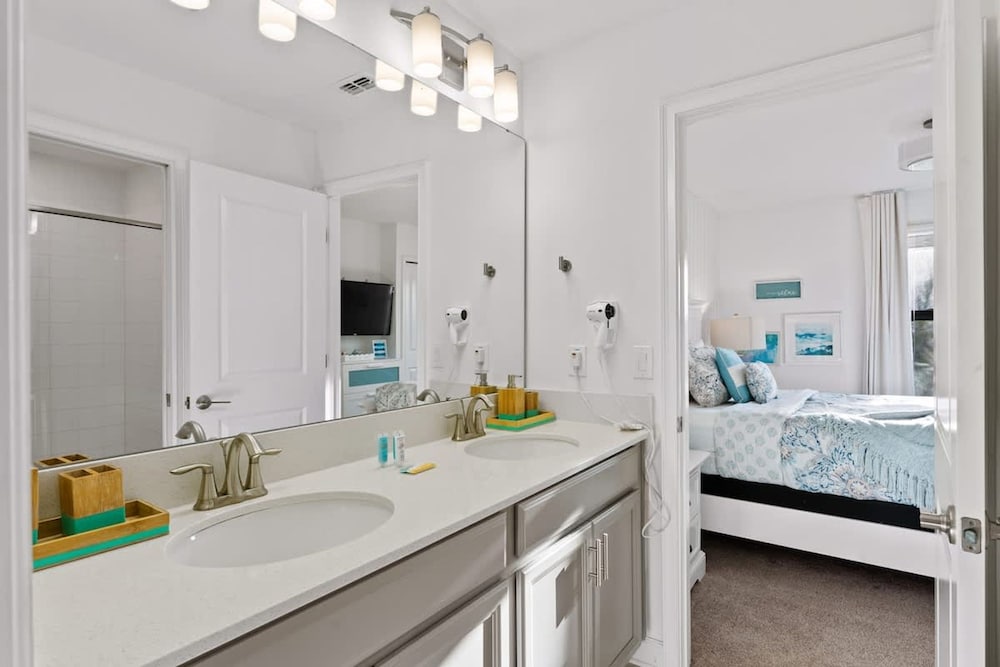 Luxury Decor 6BR at Storey Lake Sleeps 16 Sl2945