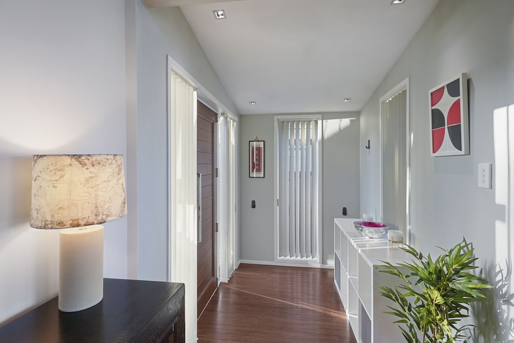 Gorgeous Family Home-Fully Fenced & Toys view 2