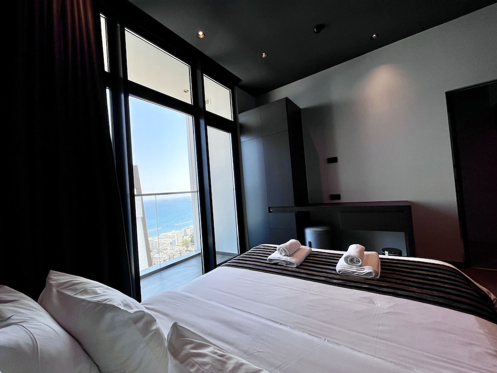 128 LIM - 2005 Stay Only Tower Suite