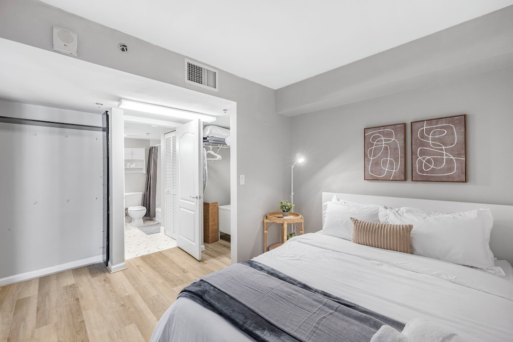 Chic Condo in Brickell Pool & Gym