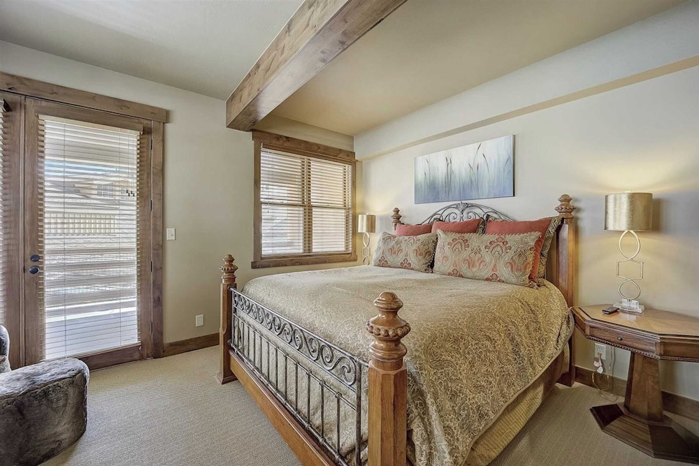 7 Condos, Ski-in/ski-out + Hot Tubs Sleeps 30 Mont Cervin by Avantstay