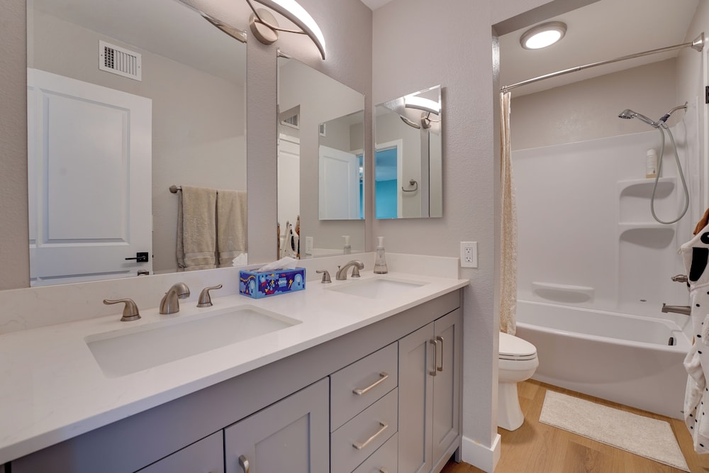 9 Mi to Downtown Tempe: Condo w/ Pool Access