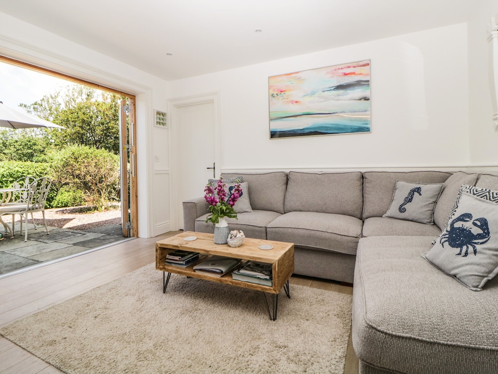 2 Garden Apartment