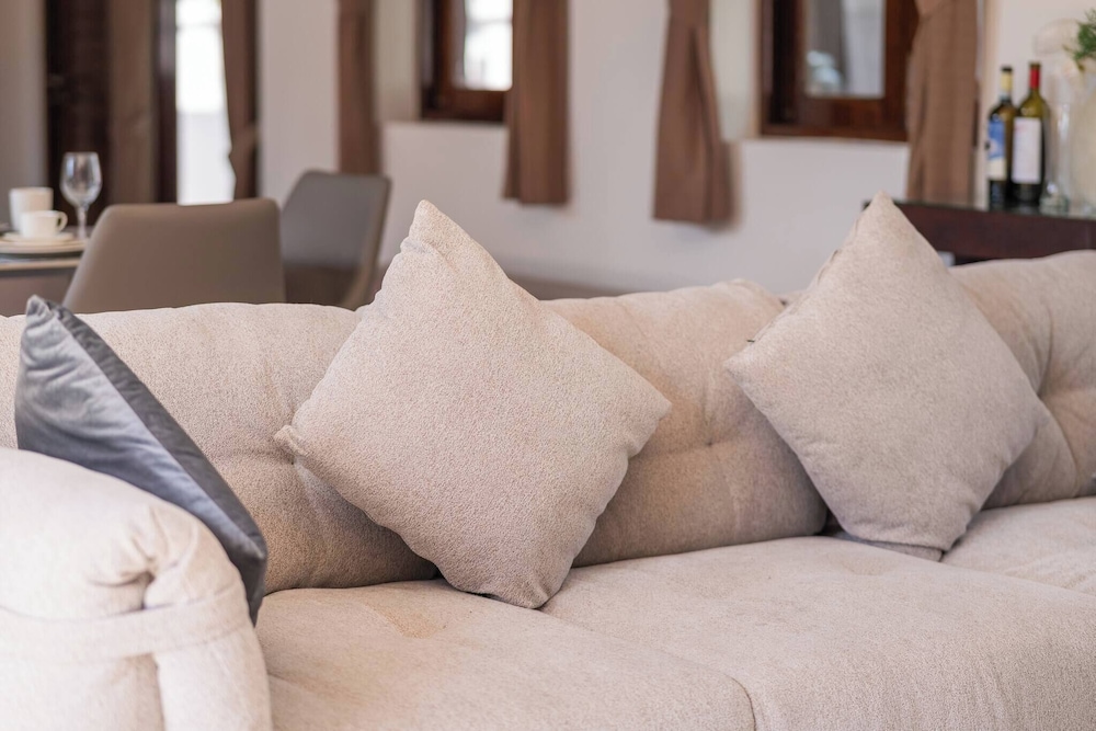 Spacious Private 4 BR Villa With a Working Office