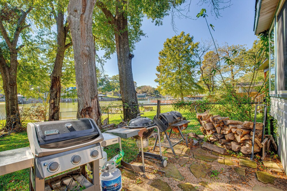 Waterfront Retreat w/ Hot Tub in Gun Barrel City!