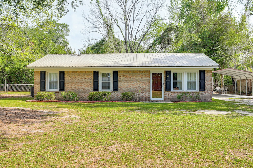 < 5 Mi to Dtwn Walterboro: Grill, Game & More!