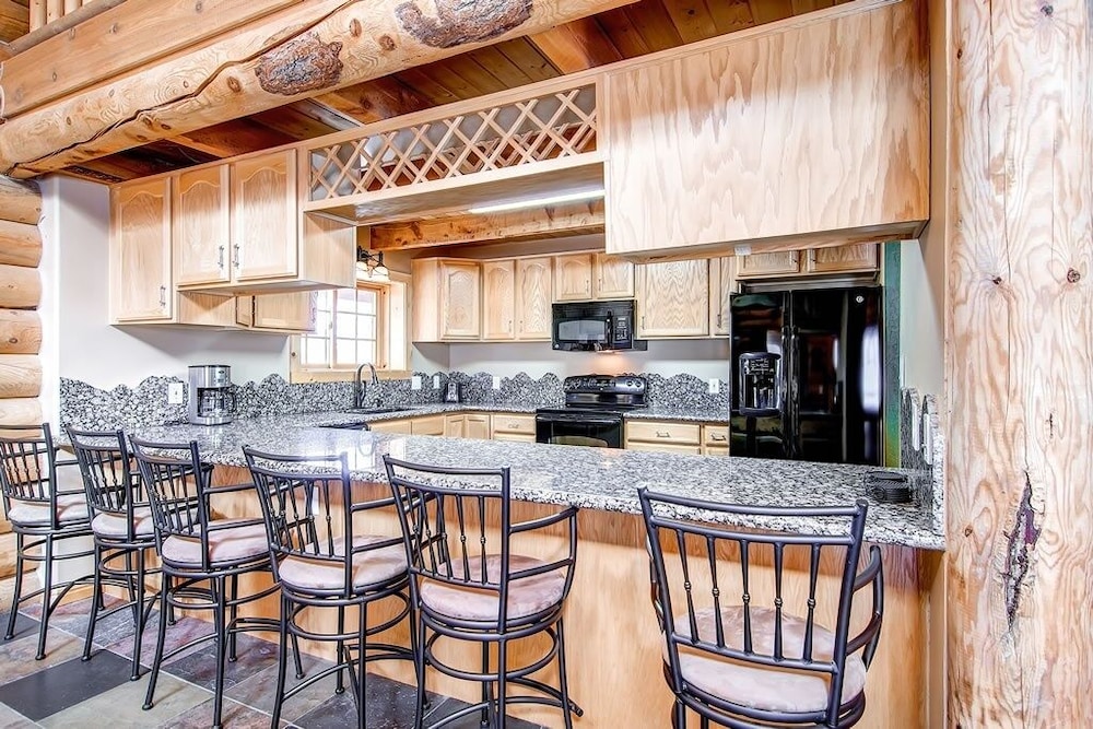Snowshoe 4 Bedroom Home by RedAwning