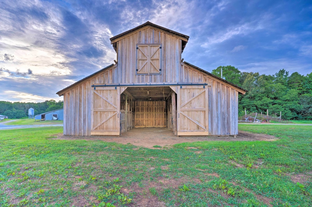 Country-chic Studio w/ Pool  Stable Access! - Property Image 3