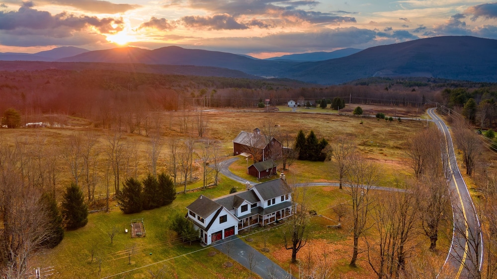 West Settlement Ranch by Avantstay Hudson Valley Escape Firepit Patio Yard