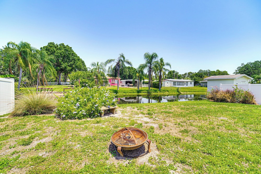 1 Mi to Lake Jackson: Home w/ Screened Patio!