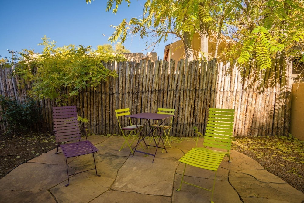 Casa Contenta - Charming East Side Family Home With Hot Tub, Walk to Canyon Rd