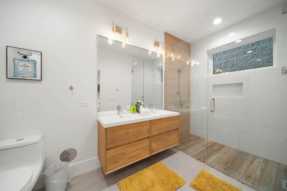 New Two Bed Condo by United Center With Balcony