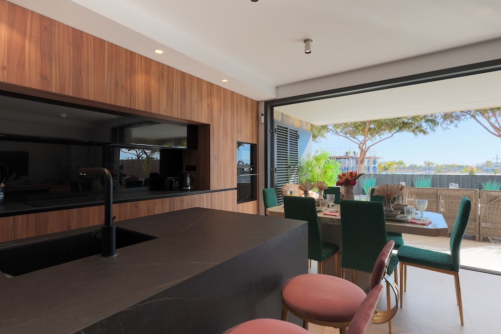 4 Bed Villa - Sleeps 8 - Pool - Garden - Parking