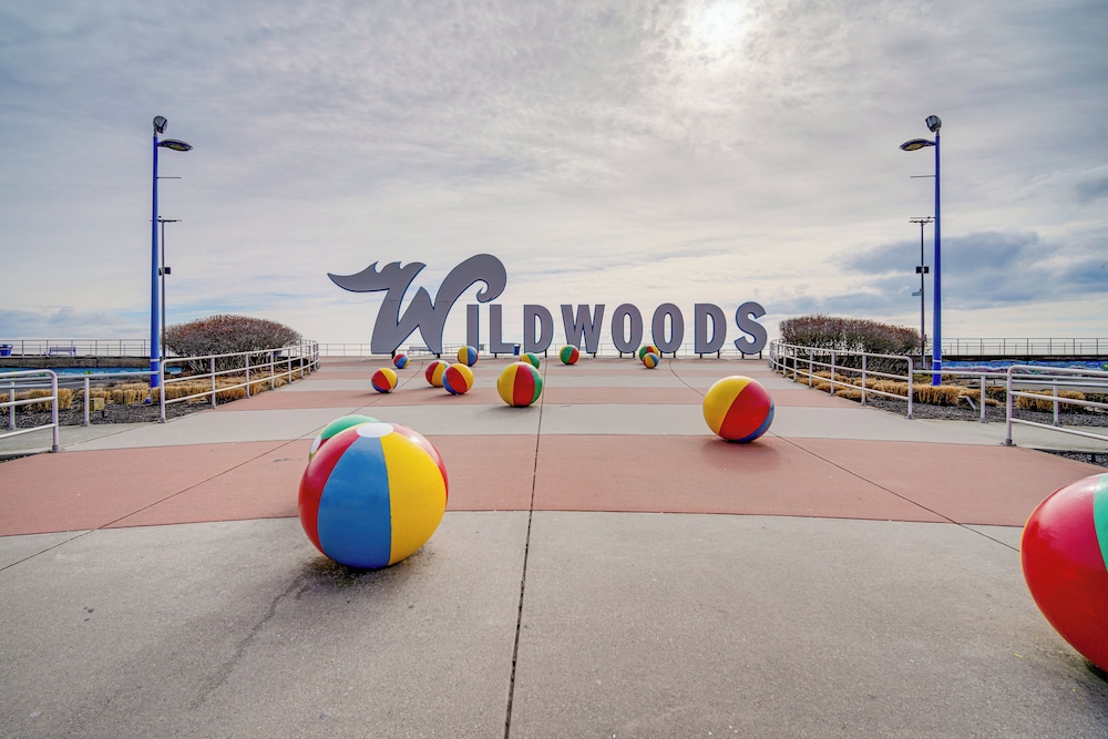 Half-block to Beach & Conventions: Wildwood Studio