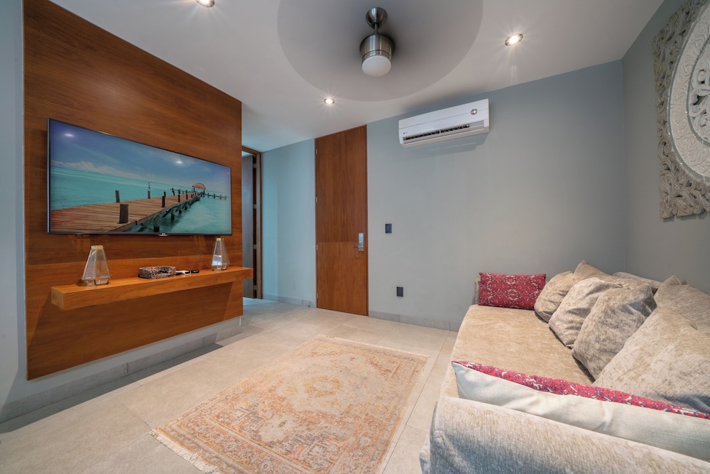 1 Br Condo with Rooftop Pool & Bar - IT