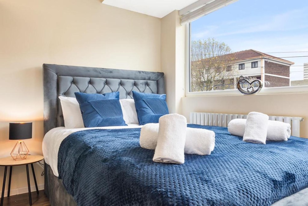Spacious Sleeps 3 Ensuite Room In Twickenham TW7 view 2