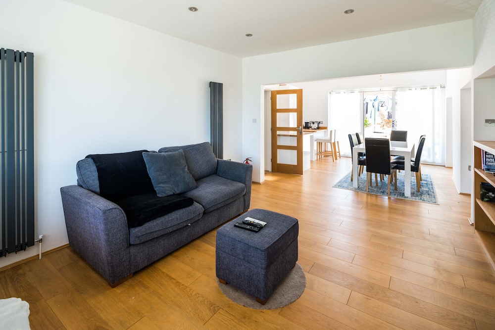 Elegant 2Bd House With Garden And Decked Patio