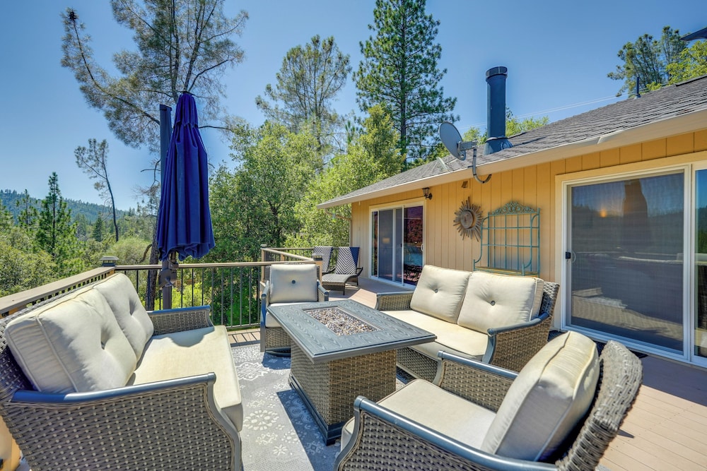 Hot Tub + Game Room: Family Retreat in Groveland!