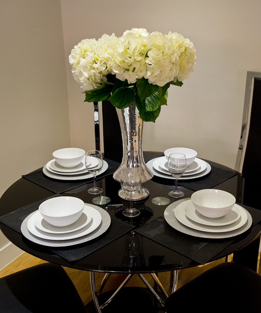 Icon Brentwood City Apartment