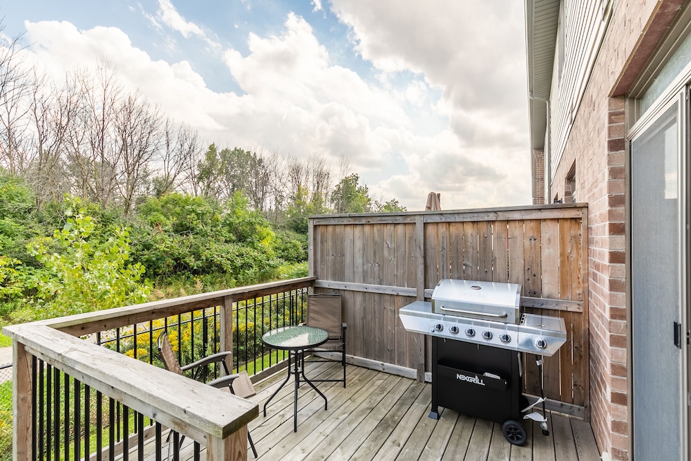Modern 3BR 2BA Townhome in Lakeshore