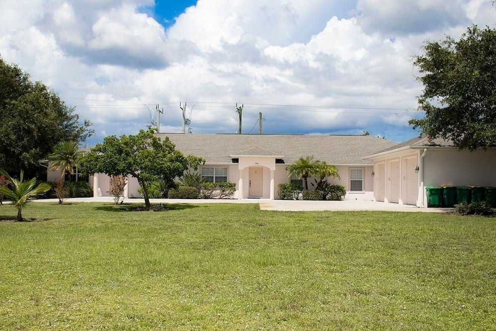 Rotonda West 2 Bedroom Condo w Lanai 9 miles to Gulf Beaches 2 Condo