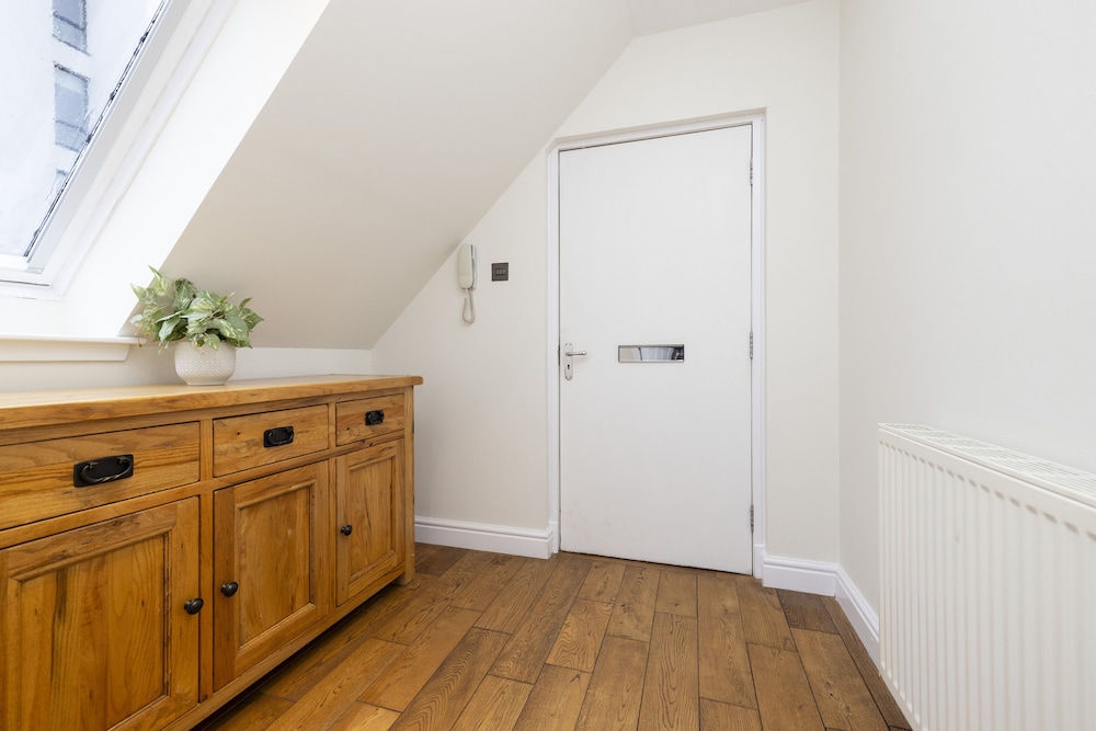 JOIVY Inviting Flat Near Edinburgh Castle W/ Parking view 2