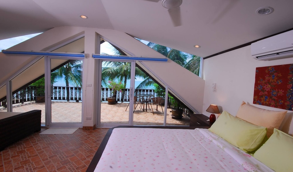 Beachfront Oasis With Private Pool and Jacuzzi on Samui's Bang Por Beach