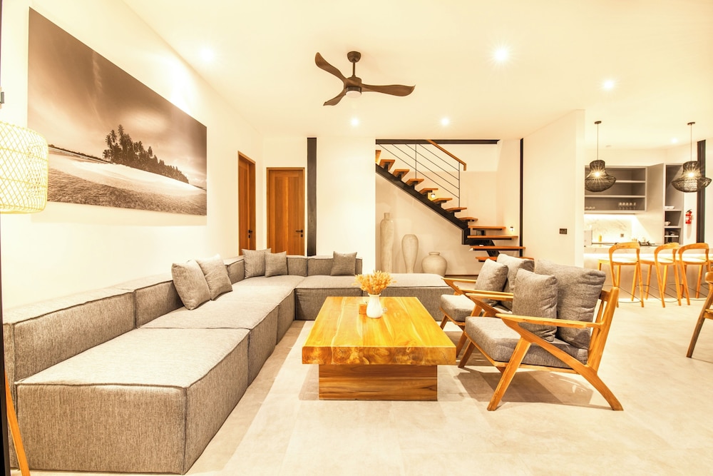 Seaside Escape: 4BR Villa, 190m to Canggu Beach