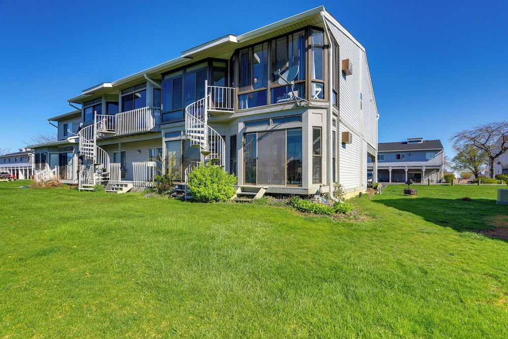 Boat Slip & Pool Access: Oak Harbor Haven!