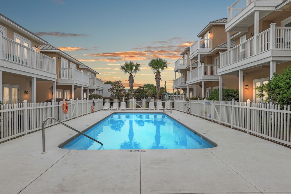 Escape to Sand Dollar Holler: Coastal Retreat, 3 Beds, 2.5 Baths, Sleeps 10!