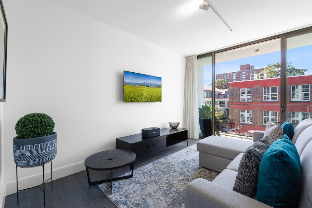 Modern 1-bed With Balcony in Surry Hills