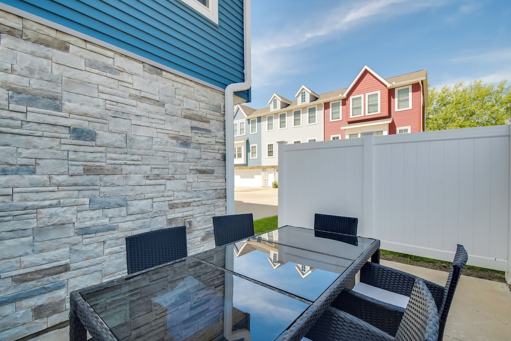 Near TBK Bank Sports Complex: Quad Cities Townhome