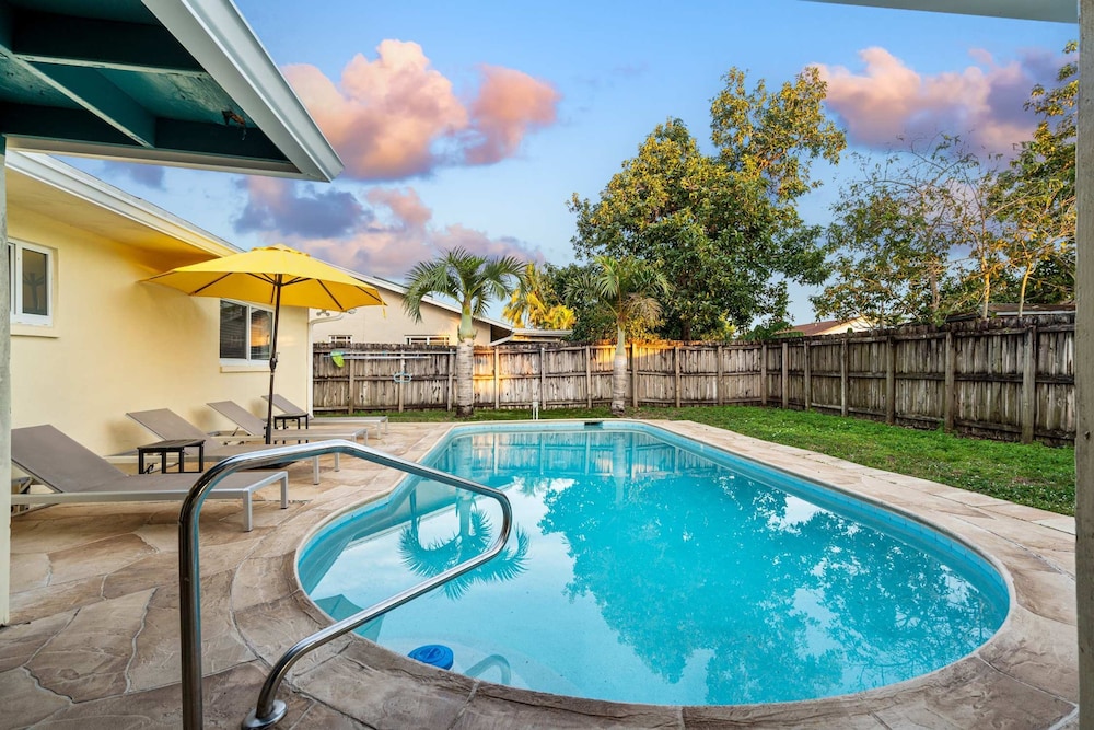 4BR With Private Pool and Game Room - Prime Location